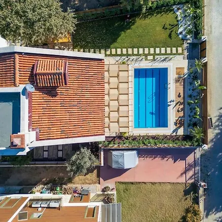 Villa Luxurious With Pool And Great Garden