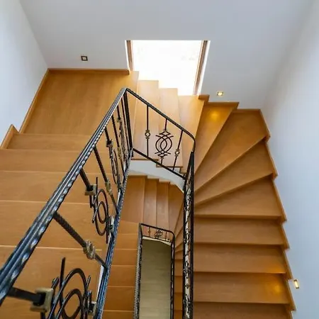 Luxurious With Pool And Great Garden