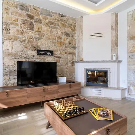 Luxurious With Pool And Great Garden