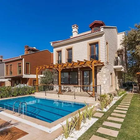 Luxurious With Pool And Great Garden *