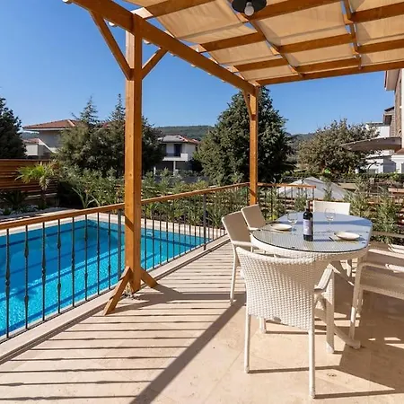 Luxurious With Pool And Great Garden וילה