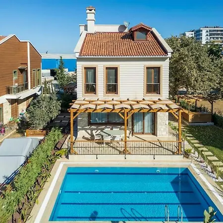 Luxurious With Pool And Great Garden וילה *