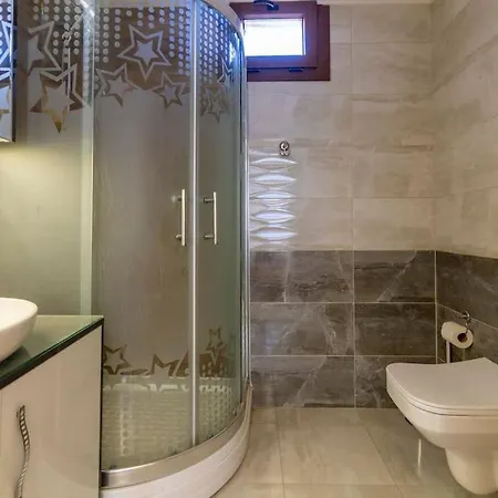 Luxurious With Pool And Great Garden וילה *