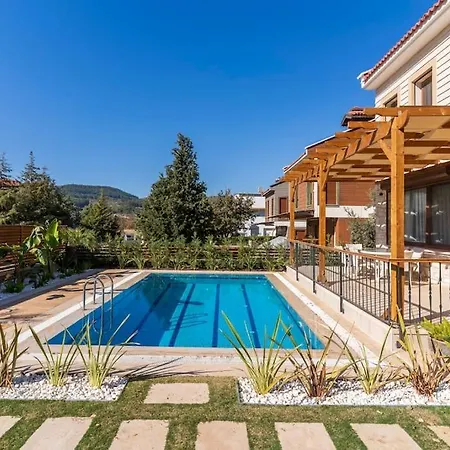 Villa Luxurious With Pool And Great Garden
