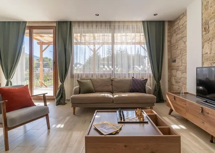 Luxurious With Pool And Great Garden Yelki