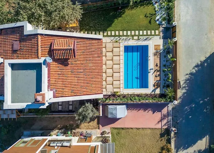 Vila Luxurious With Pool And Great Garden