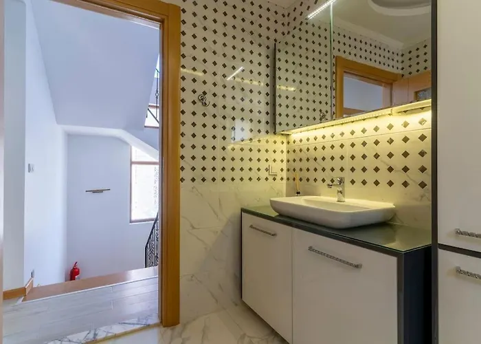 Luxurious With Pool And Great Garden Vila Yelki