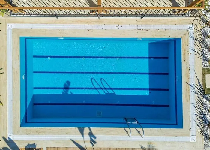 Luxurious With Pool And Great Garden Yelki