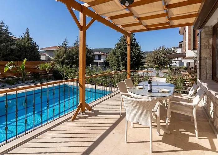 Luxurious With Pool And Great Garden Vila