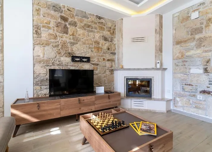 Luxurious With Pool And Great Garden